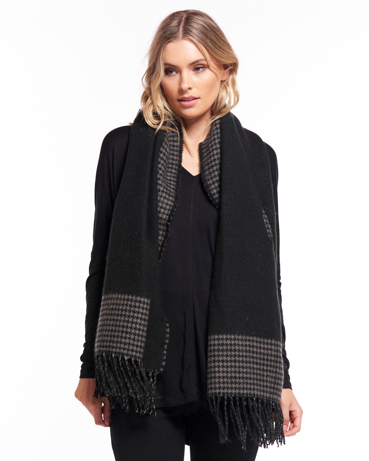 BETTY BASICS LENA CAPE SCARF BLACK HOUNDSTOOTH